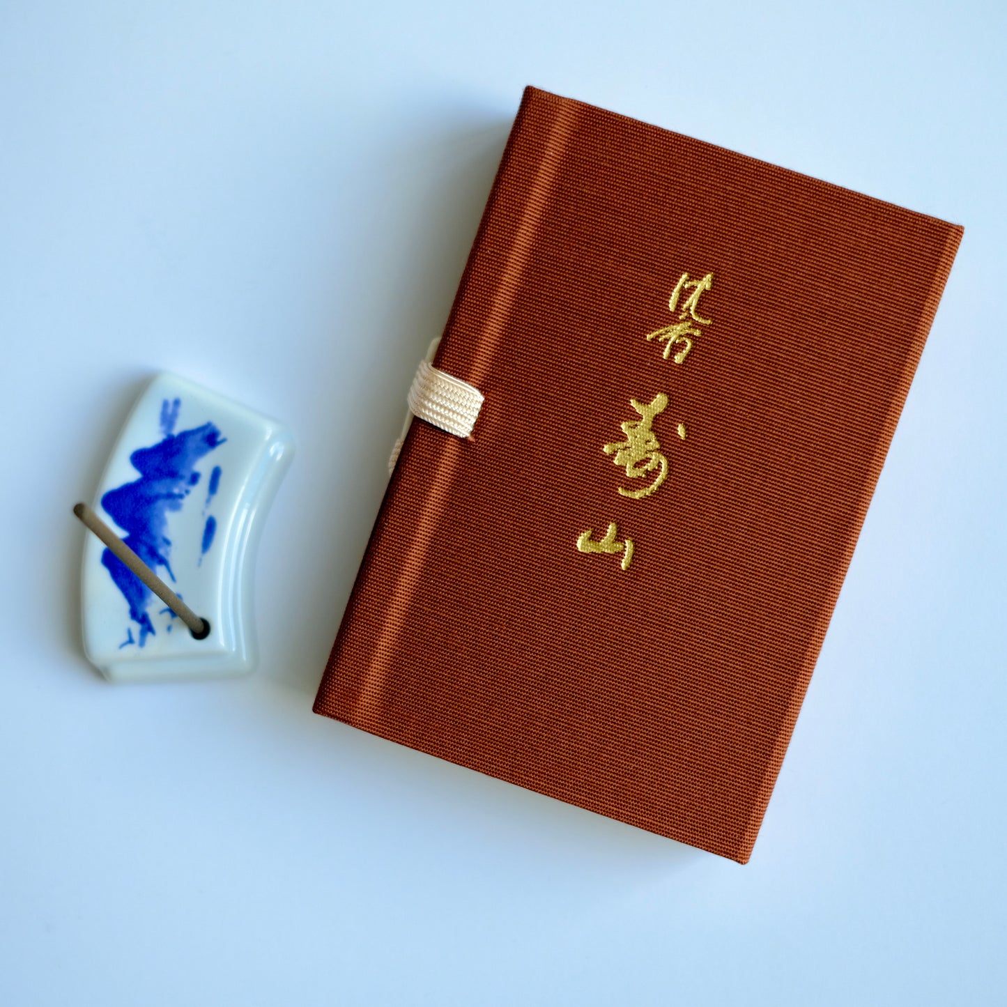 A box of Jinkoh-Juzan incense with ceramic holder, a product image of shop darabara.com
