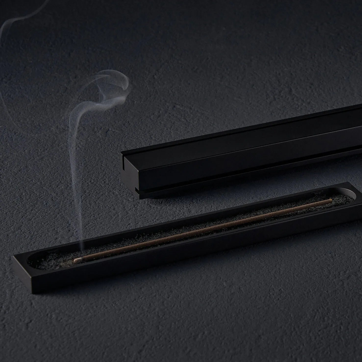 efu – Minimalist Black Brass Incense Holder (Long)