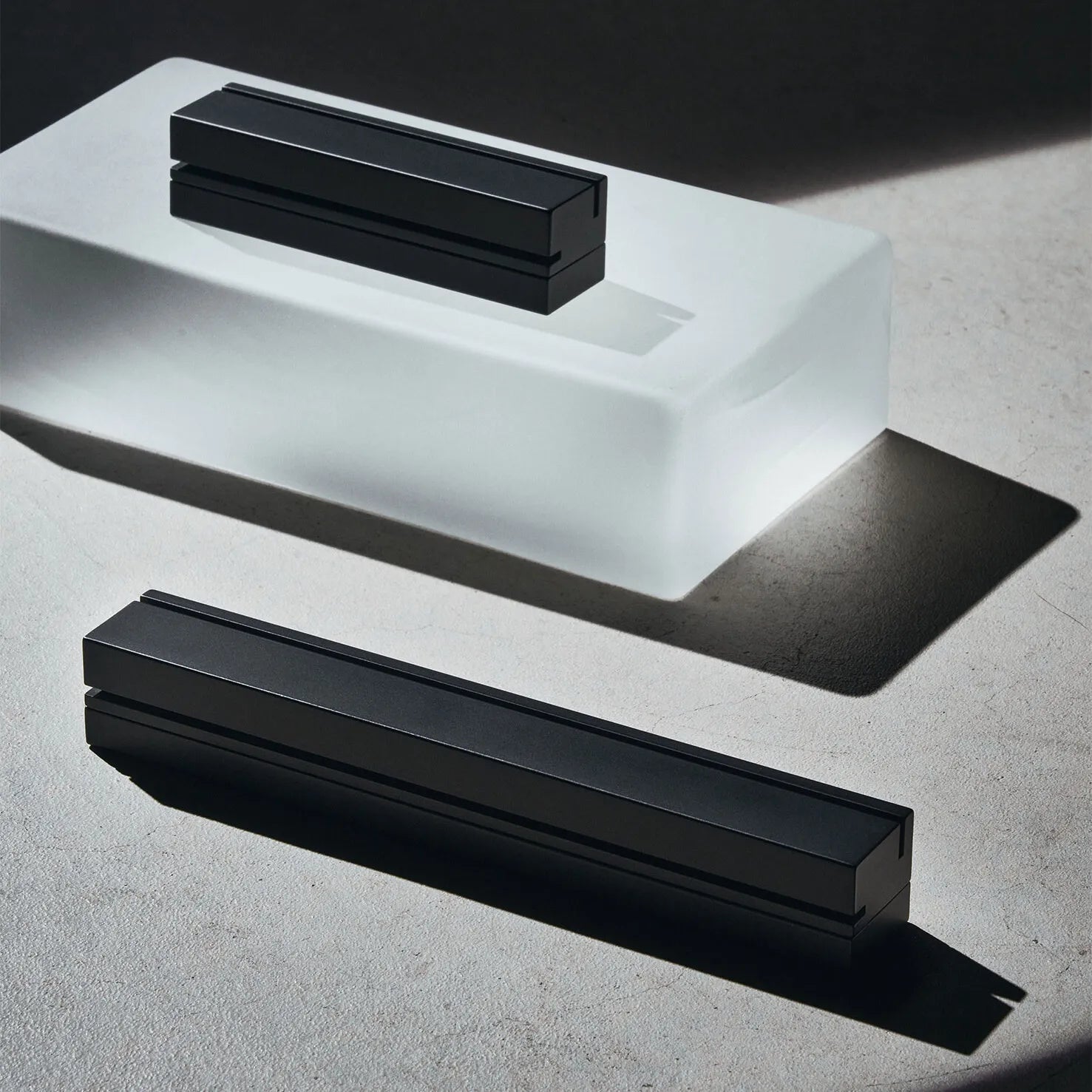 efu – Minimalist Black Brass Incense Holder (Long)