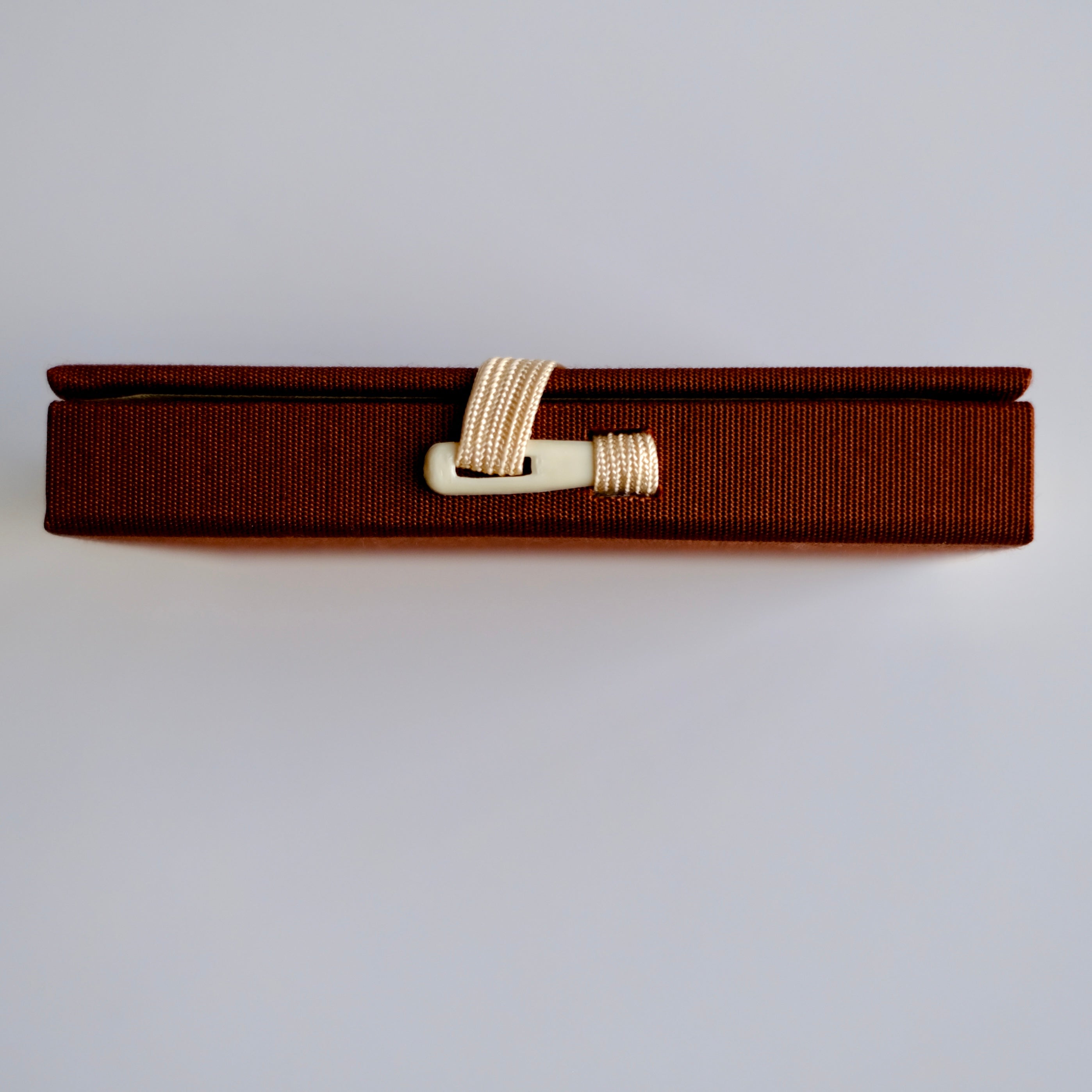 A product image of Jinkoh_Juzan__Nippon_Kodo for shop darabara.com, white background, showing the side of the incense box.