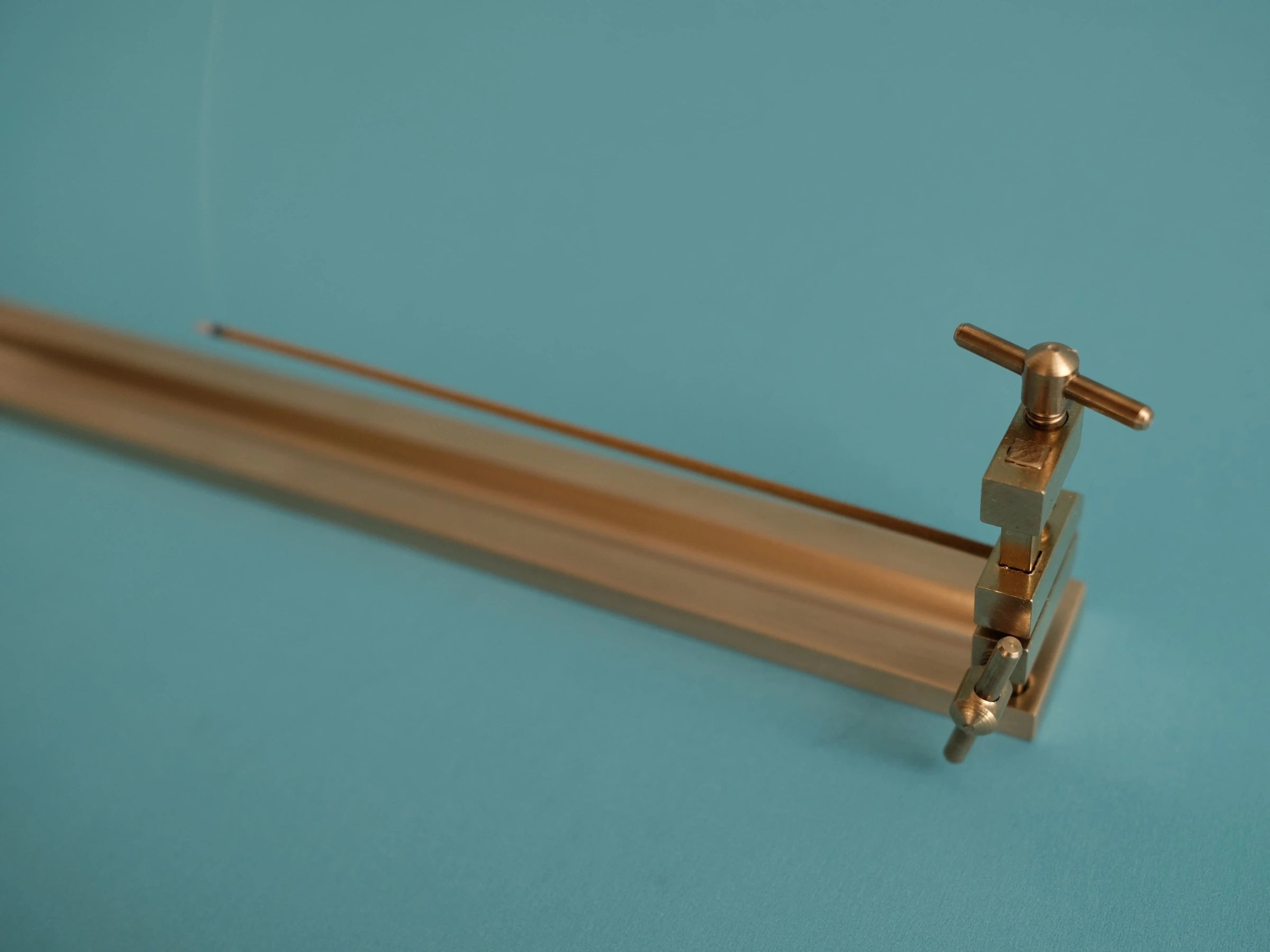 FLOCCUS – Branch Brass Clamp Incense Holder (Long)